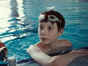 En compétition au festival de Deauville 2025, THE PLAGUE de Charlie Polinger est le film qui vous fera remonter tous les traumatismes d'enfance que vous aviez enfouis, avec un jeune héros qui cherche à se faire des amis et à intégrer le groupe le plus populaire, avant de devenir le paria qu'ils vont tous persécuter.