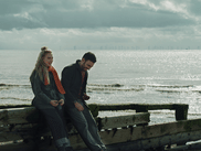 Brett Goldstein et Imogen Poots se croisent pour la première fois devant la caméra dans ALL OF YOU, le temps d’une romance douce-amère sur l’amour et la technologie. Un couple improbable, qui confirme néanmoins la versatilité de deux acteurs à un tournant de leurs carrières respectives.