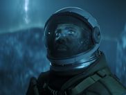 Sous ses allures de série SF à grand spectacle, INVASION explore une angoisse plus profonde : celle d’un monde assiégé par une menace invisible, insaisissable. Une allégorie troublante à l’heure des crises globales.