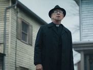 C’est à la fois un joyeux et triste jour pour les fans d’horreur : le nouveau film de la saga CONJURING est enfin en salles ! Mais il s’agit hélas du dernier tour de piste des époux Warren, plus de 10 ans après leur arrivée à l’écran. Et comme d’habitude, le film est tiré d’une terrifiante histoire vraie, ayant donné naissance à un autre des « dossiers Warren ».