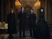 La première bande-annonce de HOUSE OF GUINNESS, la nouvelle série Netflix signée Steven Knight (Peaky Blinders), plonge le spectateur dans un 19ᵉ siècle chargé de tensions. Entre décors somptueux, atmosphère tendue et secrets de famille, l'héritage du fondateur de la célèbre brasserie est sur toutes les lèvres.