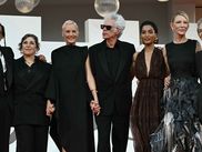 Alors qu'on aurait pu croire au sacre du film THE VOICE OF HIND RAJAB, qui avait recueilli le plus long applaudimètre du festival et avait fait beaucoup pleurer les festivaliers, c'est finalement FATHER MOTHER SISTER BROTHER de Jim Jarmusch qui obtient la récompense suprême de l'édition 2025 de la Mostra, le Lion d'Or. Au palmarès, on retrouve aussi une française, Valérie Donzelli, et son co-scénariste Gilles Marchand, pour le long métrage A PIED D'OEUVRE.
