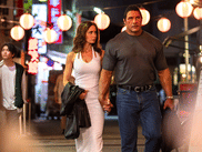 Présenté ce 1er septembre 2025 en compétition officielle à la 82e Mostra de Venise, le film THE SMASHING MACHINE de Benny Safdie était très attendu. Et pour cause. Il met en scène Dwayne Johnson dans un rôle dramatique, bien loin de ce que l’on a déjà vu de lui sur grand écran. Un futur Oscar en vue ?