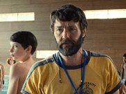 Après neuf jours de cinéma indépendant américain, le Festival de Deauville a rendu son verdict, et il est unanime : le film choc THE PLAGUE a remporté le Grand Prix et le prix de la critique. Un drame puissant sur le harcèlement scolaire, qui sortira prochainement au cinéma.