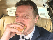 Le retour de Frank Drebin dans Y A-T-IL UN FLIC POUR SAUVER LE MONDE ? n’est pas seulement une madeleine de Proust pour les amateurs de la trilogie ZAZ. Avec Liam Neeson en lieutenant maladroit et Akiva Schaffer derrière la caméra, ce nouveau volet redonne vie à l’humour potache des années 1980. Retour sur un revival jubilatoire qui fait l’unanimité.