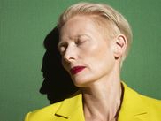 Avec LA CHAMBRE D'À CÔTÉ, Pedro Almodóvar signe son premier long-métrage en anglais, une méditation poignante sur la fin de vie, portée par Julianne Moore et Tilda Swinton. Adapté librement du roman de Sigrid Nunez, ce drame intime s’inscrit dans une filmographie déjà riche, tout en s’en démarquant par sa sobriété nouvelle.