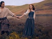 Le 9 août, HBO Max diffuse BLOOD OF MY BLOOD, une nouvelle série historique inspirée par le succès d’OUTLANDER. Cette fois ci, les héros sont transportés dans l’Ecosse du XVIIIe siècle et en pleine première guerre mondiale.