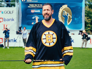 En reprenant pour Netflix, son rôle de golfeur fou tiré d’un film culte des années 90, l’acteur Adam Sandler fait son grand retour dans la comédie HAPPY GILMORE 2 le 25 juillet.