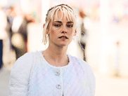 Alors qu’elle venait présenter son premier long-métrage en tant que réalisatrice, THE CHRONOLOGY OF WATER, Kristen Stewart s’est laissée aller à quelques confidences sur ses goûts en terme de cinéma français. Actrice et désormais réalisatrice, elle a cité plusieurs œuvres qui l’ont marquée, de Catherine Breillat à Krzysztof Kieślowski, en passant par Michael Haneke et Leos Carax.