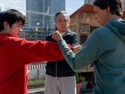 Après cinq films et COBRA KAI, une série à succès, la franchise KARATE KID revient au cinéma ce 13 août avec KARATE KID : LEGENDS. Pour l'occasion, Jackie Chan reprend son rôle du film de 2010.