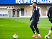 Deux matches sont au programme de l’équipe de France à l’occasion des qualifications pour la Coupe du Monde 2026. Après l’Azerbaïdjan vendredi au Parc des Princes, les Bleus pourraient valider leur ticket pour le tournoi mondial dès lundi prochain en Islande. Il faudra néanmoins des conditions particulières pour rejoindre les 19 pays déjà qualifiés.
