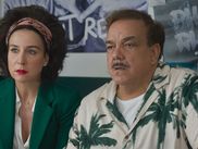 Décidément Elsa Zyberstein et Didier Bourdon ne se quittent plus. C’ÉTAIT MIEUX DEMAIN dans les salles ce mercredi 8 octobre marque la deuxième collaboration de l’année entre Didier Bourdon et Elsa Zyberstein. Après NATACHA (PRESQUE) HÔTESSE DE L’AIR, ils forment à nouveau un duo comique efficace. Leur alchimie donne au film toute sa densité, et renforce la crédibilité de cette transformation de couple face aux défis du présent.
