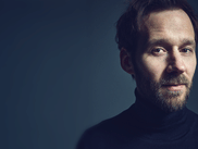CANAL+ et l’Académie des César ont trouvé leur nouveau maître de cérémonie : Benjamin Lavernhe. L’acteur de EN FANFARE et CASTING(S) prendra les commandes de la 51ᵉ édition des César, diffusée en direct sur CANAL+. Un choix à la fois classe et malin : derrière son flegme discret, Benjamin Lavernhe cache un sens du rythme et une ironie qui promettent une soirée exceptionnelle.
