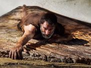 Pari technique et cinématographique osé, le réalisateur français adapte à la surprise générale L’HOMME QUI RETRECIT, le film fantastique de Jack Arnold qui avait fasciné le monde entier en 1957. C’est Jean Dujardin qui a accepté de se faire tout petit...