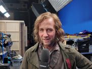 Pour sa deuxième émission, SUPER PLAN, avec Mina Soundiram, s’est infiltré sur le tournage de l’un des films les plus attendus de 2026 : LES MISÉRABLES, réalisé par Fred Cavayé. Au programme, des entrevues étonnantes avec le casting et l’équipe de cette superproduction française, adaptée du roman de Victor Hugo.