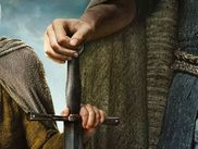 Après des mois de silence, HBO Max et George R.R. Martin lèvent enfin le voile sur les derniers détails du très attendu spin-off A KNIGHT OF THE SEVEN KINGDOMS. Date de sortie, casting, intrigue et premier trailer… Voici toutes les choses à savoir avant la sortie de cette nouvelle série.