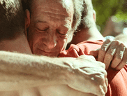 Disponible sur CANAL+ le 23 septembre, JOUER AVEC LE FEU des soeurs Coulin suit un père et ses deux fils, dont l’aîné glisse vers l’extrême droite. Le film est-il basé sur des faits réels ?