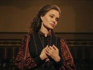 Le film MARIA de Pablo Larraín avec Angelina Jolie dans la peau de Maria Callas est disponible sur CANAL+. La comédienne prête ses traits et sa voix à la plus célèbre des sopranos et s’attaque, pour la première fois de sa carrière, à l’art lyrique. La question intrigue : a‑t‑elle vraiment appris à chanter pour ce rôle ?