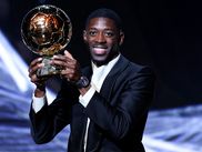 « Et Ousmane, Ballon d’or... Et Ousmane Ballon d’or »… Il était 22h45 lundi soir quand le célèbre chant s’est fait entendre dans le Théâtre du Châtelet, au moment où Ousmane Dembélé recevait le prestigieux trophée des mains de Ronaldinho. Un premier sacre pour l’attaquant du PSG qui réussit par la même occasion une performance très rare dans l’histoire du Ballon d’or.