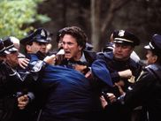 Présent au Festival Lumière de Lyon ce dimanche 13 octobre, Sean Penn est revenu sur le tournage de MYSTIC RIVER, chef-d’œuvre de Clint Eastwood sorti en 2003. L’acteur, qui a remporté un Oscar pour ce rôle, a raconté comment une scène du film – l’une des plus violentes émotionnellement – a été pour lui un véritable cauchemar à jouer.