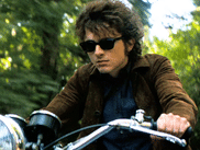 Non content du succès d’UN PARFAIT INCONNU où il incarnait la légende Bob Dylan, l’acteur franco-américain va retrouver le réalisateur James Mangold pour un film à la croisée des genres où il sera question de MotoGP et de FBI.