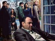 Après près de deux décennies de quasi-silence, David Chase refait surface sur HBO Max avec un projet audacieux : une mini-série qui se penche sur le programme secret de la Project MKUltra de la CIA. Un virage plus thriller qu’ex-mafia, mais toujours avec la patte affûtée du père des Soprano.