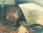 Le dixième film de Paul Thomas Anderson, UNE BATAILLE APRÈS L’AUTRE, est enfin arrivé dans les cinémas français. Porté par Leonardo DiCaprio, est-il inspiré d’une histoire vraie ? Les French 75 ont-il réellement existé ?