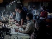 Le film 5 SEPTEMBRE du réalisateur suisse-allemand Tim Fehlbaum, plonge le spectateur au cœur de l'une des crises les plus marquantes de l'histoire moderne : la prise d'otages des athlètes israéliens lors des Jeux olympiques de Munich en 1972. Ce drame historique offre une perspective inédite en suivant l'équipe de télévision d'ABC Sport, chargée de couvrir l'événement en direct à une époque où l’information en continu n’existait pas encore.