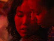 Pour son tout premier rôle, elle a tout bonnement remporté le Prix d’interprétation féminine à Cannes en mai dernier. Visage bouleversant de LA PETITE DERNIÈRE, le 3e film de Hafsia Herzi, cette jeune actrice s’apprête à créer un raz-de-marée en salle.