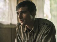 Adapter un monument littéraire sans le figer, voilà le pari relevé par Justin Kurzel avec THE NARROW ROAD. La série, tirée du roman de Richard Flanagan, ne cherche pas à tout restituer mais à faire ressentir, quitte à transformer pour mieux incarner.