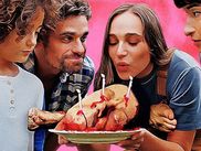 Diffusée à partir du 21 octobre sur CINE+OCS, LA FAMILLE ROSE promet de faire parler d’elle. Cette nouvelle série française mélange humour, suspense et frissons, avec une idée complètement folle : suivre le quotidien d’une famille... de cannibales. Oui, une vraie famille, avec ses repas de famille, ses disputes, ses secrets – sauf que chez eux, le plat principal est un peu particulier...