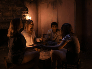 Tournée en Australie, PLAYING GRACIE DARLING fait la part belle à un casting local, mais peut aussi compter sur la présence d’une célèbre actrice britannique pour donner corps à ce récit mi-policier, mi-horrifique.