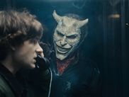 Trois ans après la sortie de BLACK PHONE, le téléphone sonne de nouveau avec sa suite, BLACK PHONE 2, toujours réalisée par Scott Derrickson. Alors qu’on le pensait disparu, le Grabber fait un retour terrifiant. Mais saviez-vous que ce boogeyman était inspiré d’un vrai tueur ?