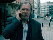 Cinquième saison pour SLOW HORSES, la série britannique qui allie humour noir et action au sein d’un service secret de laissés-pour-compte. Une série d’espionnage qui doit son succès à l’exploitation de la figure de l’anti-héros.