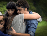 Vous n’y êtes sans doute pas prêts mais LA FAMILLE ROSE débarque ce 21 octobre sur CINE+OCS, et ça va saigner… au sens propre !  Chez les Rose, on s’aime fort, on se protège, mais on a aussi un petit secret : ici, la cuisine est une affaire… de chair fraîche. Entre humour noir, suspense et émotions, la série questionne ce qu’on hérite de nos parents — leurs valeurs, leurs habitudes, et parfois leurs pires instincts.