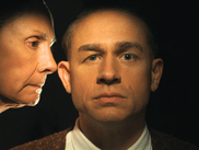 Arrivée il y a à peine quatre jours sur Netflix, la saison 3 de MONSTRE, consacrée à la terrible histoire vraie du tueur en série Ed Gein, connaît déjà un énorme succès mondial. Classée n°1 dans de nombreux pays, la série attise notre curiosité morbide : à quoi ressemblait vraiment la ferme d’Ed Gein ?