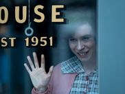 Après les deux films sortis en 2017 et 2019, le réalisateur Andy Muschietti retrouve Pennywise pour la série ÇA : BIENVENUE À DERRY. Alors qu’elle débute le 27 octobre sur HBO Max avec CANAL+, on vous dit pourquoi elle va vous terrifier.