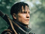 Formé au théâtre, révélé par des rôles intimes et exigeants, Louis Peres se transforme dans LES SENTINELLES, la série steampunk de CANAL+. Entre héritage familial, jeu physique et tragédie intérieure, il incarne Gabriel, un poilu ressuscité devenu super-soldat.