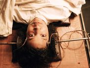 En adaptant la bande dessinée de Xavier Dorison, CANAL+ transforme radicalement le rôle des femmes dans l'intrigue. De simples figurantes, elles deviennent des moteurs narratifs essentiels, reflet d'une société française de 1915 en pleine mutation.