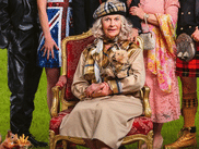 Avec la diffusion des GOD SAVE THE TUCHE sur CANAL+, un des plus anciens mystères de la linguistique est résolu. On sait enfin ce que les borborygmes de la grand-mère zinzin veulent dire…