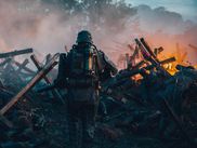 La première saison de LES SENTINELLES s’achève sur CANAL+, et elle laisse une forte impression. Entre Première Guerre mondiale alternative, super-soldats et rétro futurisme, la série se distingue par son univers riche, ses intrigues complexes et ses personnages marquants.