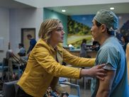 Avec PLURIBUS, le créateur de BREAKING BAD et BETTER CALL SAUL s'aventure dans la science-fiction et signe une série à la fois drôle, étrange et bouleversante. Rhea Seehorn y brille en héroïne réfractaire au bonheur collectif. Depuis sa sortie le 7 novembre, les premières critiques saluent un tour de force audacieux.