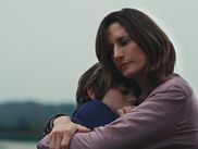 Pour clôturer 2025 en beauté au cinéma, LES ENFANTS VONT BIEN s’impose comme le film à ne pas manquer. Réalisé par Nathan Ambrosioni (TONI, EN FAMILLE), ce drame touchant réunit Camille Cottin et Juliette Armanet dans une histoire pleine d’émotions sur la famille, les imprévus et la force des liens du cœur.