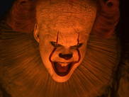 L’épisode de ce lundi de ÇA : BIENVENUE À DERRY intitulé "Neibolt Street" a enfin offert aux fans de Pennywise ce qu’ils attendaient depuis le lancement de la série : l’arrivée terrifiante du clown, toujours incarné par Bill Skarsgård. Et sa première réplique est très importante.