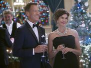 Ce phénomène, né aux États-Unis, s’est exporté et il s’impose comme un rituel. On en parle entre amis, on en rit parfois… mais on les regarde toujours. Mieux encore, tourner un téléfilm de Noël est devenu un passage obligé pour les stars du petit écran. Et on les comprend : c’est le genre parfait pour offrir un concentré de romance, de neige artificielle, de biscuits au pain d’épices… et de bonne humeur.