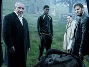 C’est Halloween, la saison idéale pour frissonner devant un bon film angoissant. Après avoir électrisé les fans dans la série DAISY JONES & THE SIX, Sam Claflin et Suki Waterhouse se retrouvent dans le film TOUS LES DÉMONS SONT ICI, un thriller psychologique anglais signé Barnaby Roper. Loin des paillettes du rock des années 70, les deux acteurs plongent cette fois dans un huis clos oppressant où la tension, la loyauté et la peur s’entrechoquent.