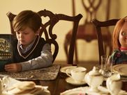 De JEU D’ENFANT à la série CHUCKY, la poupée tueuse la plus célèbre du cinéma a traversé plus de trois décennies de frissons, d’humour noir et de chaos. On fait le point sur l’ordre de visionnage pour les retardataires et les nostalgiques !