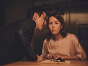 Bong Joon Ho est de retour avec l’immense MICKEY 17, sorti en mars 2025 et déjà dispo sur l’app CANAL+. Tandis que ce dernier film maintient tout au long une harmonie atypique entre science-fiction et comédie noire, son précédent film, PARASITE, faisait tout autre chose en effectuant à mi-chemin une métamorphose drastique. Nommé comme le meilleur film du 21ème siècle par The New York Times, ce chef-d’œuvre a fait exploser le box-office international en 2019, en récoltant au passage prix après prix prestigieux entre Palme d’Or et Oscars. Un film surtout marqué par son changement de ton, qui ne peut qu’être vécu pour en mesurer son effet. Revenons sur les rouages et subtilités de l’un des twists les mieux maitrisés au cinéma.