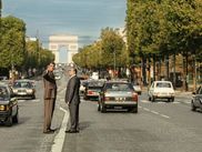 L’INCONNU DE LA GRANDE ARCHE, réalisé par Stéphane Demoustier, nous plonge dans l’aventure incroyable de la construction de la Grande Arche de La Défense. Ce monument emblématique, voulu par le président François Mitterrand dans les années 1980, est au cœur du film qui raconte l’histoire de l’architecte danois Johan Otto von Spreckelsen, et montre la tension entre sa vision artistique et les contraintes politiques qui vont bouleverser le projet.