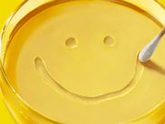 Le créateur de BREAKING BAD et BETTER CALL SAUL revient trois ans après avoir quitté l’univers de Walter White. Attendue le 7 novembre sur Apple TV+, PLURIBUS marque le grand virage de Vince Gilligan : une série d’anticipation pleine d’humour et d’humanité, menée par Rhea Seehorn.